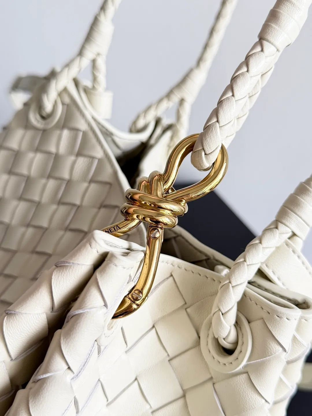 Batch 2060 BOTTEGA VENETA 2025 Autumn New Product Medium Parachuta The long-awaited new medium parachuta is here, with a unique appearance and iconic metal knots, and a whole piece of leather folds the four corners into a parachute shape! The exquisite Knot metal buckle is like putting jewelry on a bag. It is high-end and elegant. Its super capacity can hold all your things! The overall effect of this bag is very different from before. It is neither too delicate to provide a large capacity nor too bulky because of its practicality. It simply provides a perfectly suitable bag for casual and simple people👜 Style number: 835921 Size: 29.5*18.5*17.5cm